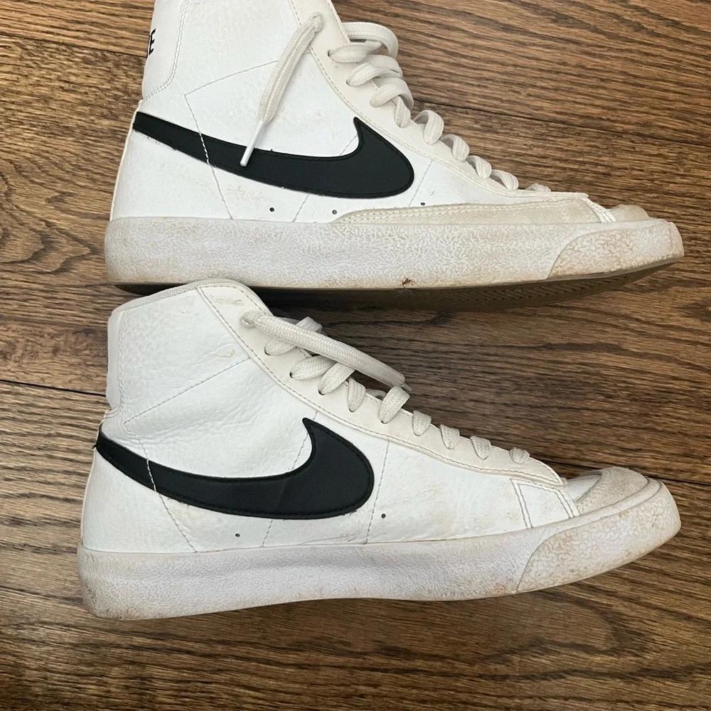 Nike Youth Classic White and Black Sneakers - Picture 3 of 6